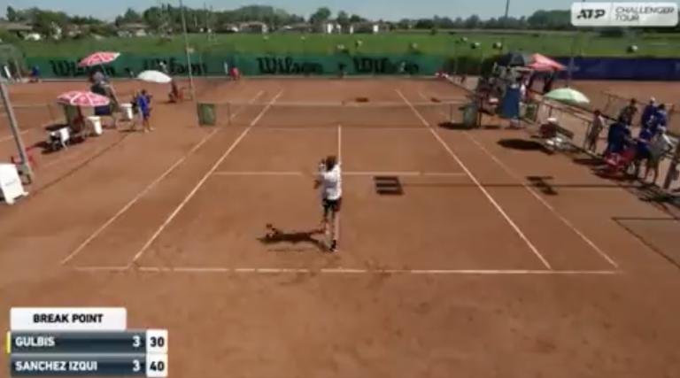 [VÍDEO] Gulbis perdeu a cabeça, atirou a raquete para fora do court… e ganhou o encontro