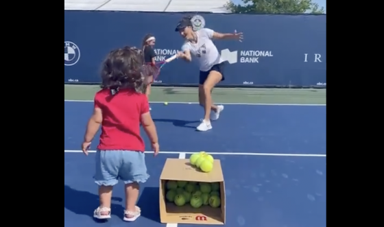 [VÍDEO] Maravilha! Mamã Tatjana Maria treina com ajuda… das filhas!