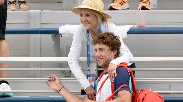 Filho da campeã mais jovem de sempre do US Open passou o qualifying e mãe emocionou-se