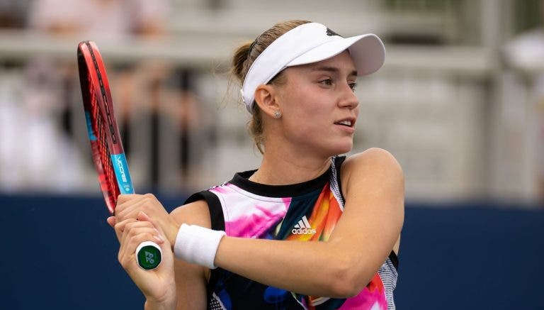 Rybakina alcança primeira vitória enquanto campeã de Grand Slam em batalha de três horas