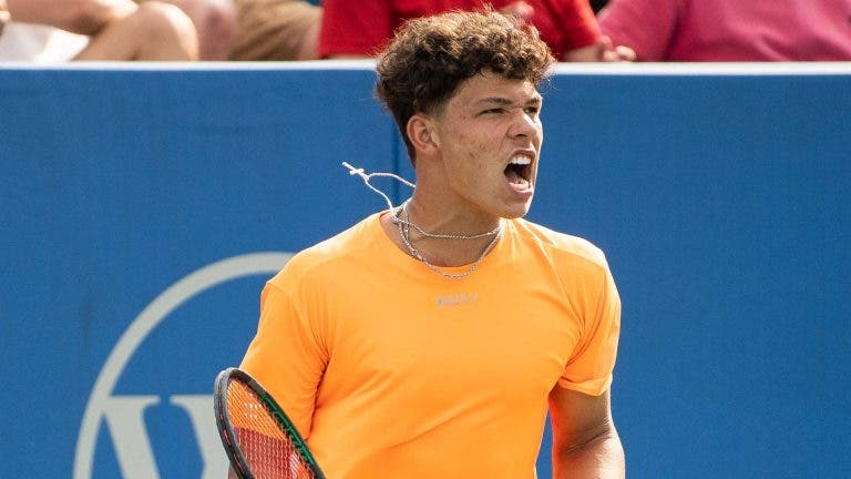 Shelton faz história com terceiro título seguido e vai estrear-se já no top 100
