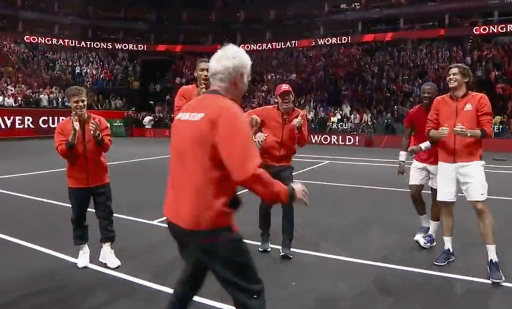 [VÍDEO] McEnroe estava tão feliz por vencer a Laver Cup que até dançou no meio da equipa