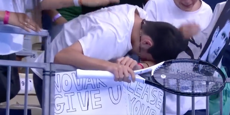 [VÍDEO] Como um pequeno gesto de Djokovic deixou um adepto lavado em lágrimas