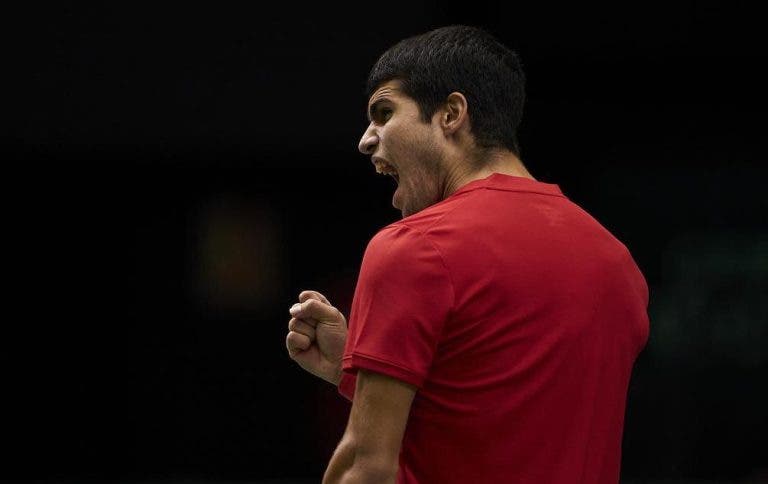 Alcaraz ganha pela primeira vez como número um e apura Espanha nas Davis Cup Finals