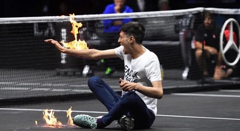 [FOTOS] Ativista pelo clima incendeia-se em pleno court na Laver Cup