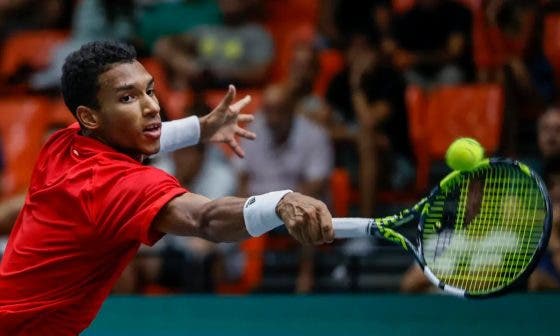 Auger-Aliassime escava fundo para bater Evans e avança para as sextas ‘meias’ do ano