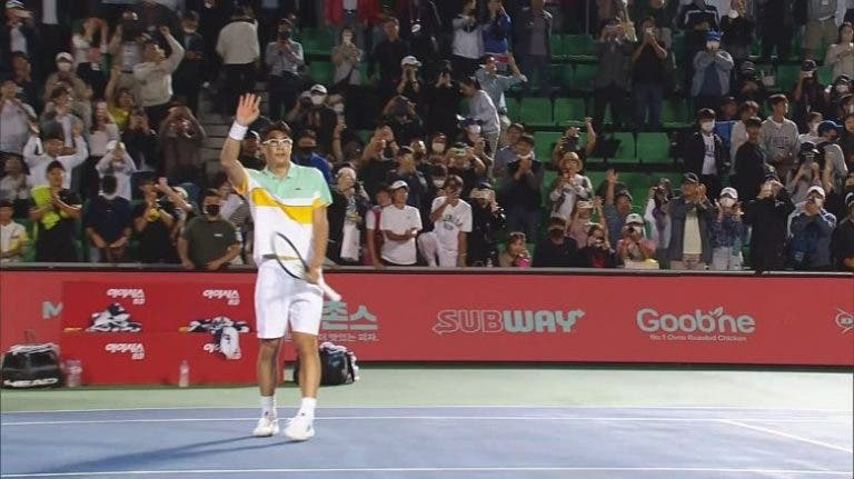 Bem-vindo de volta! Chung regressa ao ténis mais de dois anos depois com vitória em Seoul