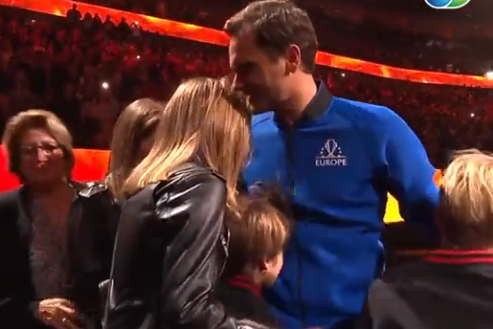 [VÍDEO] O momento emocionante em que Federer abraçou os filhos: «Eu não estou triste, estou feliz!»