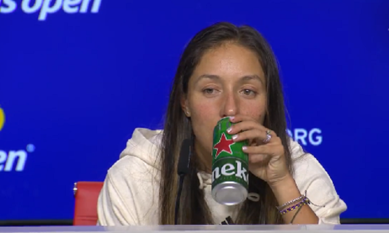 [VÍDEO] Pegula saca de um cerveja na conferência após derrota no US Open