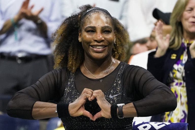 [VÍDEO] O momento (muito emotivo) que marcou o adeus de Serena Williams ao ténis