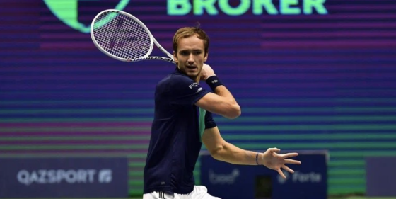 Medvedev faz exibição sublime e arrasa Bautista em Astana para marcar duelo com Djokovic