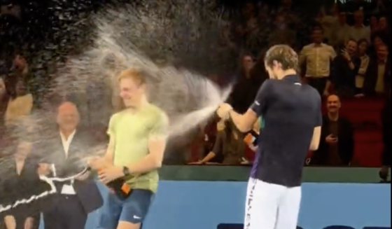 [VÍDEO] Medvedev e Shapovalov protagonizam festejo em Viena… ao estilo da Fórmula 1
