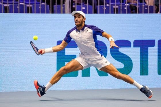 Coric festeja reviravolta impressionante em Viena e volta a fazer de Tsitsipas seu cliente