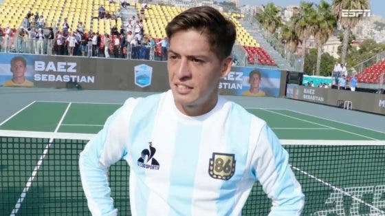 Sebastian Baez presta homenagem com camisola de Maradona e o público foi à loucura em Nápoles