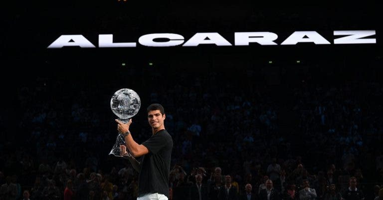 Carlos Alcaraz recebeu o troféu de número 1 do Mundo em Paris