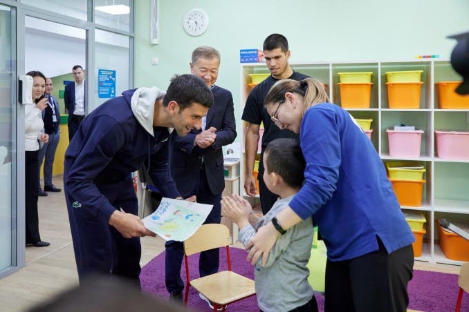 Alcaraz e Djokovic visitaram hospital de crianças autistas em Astana