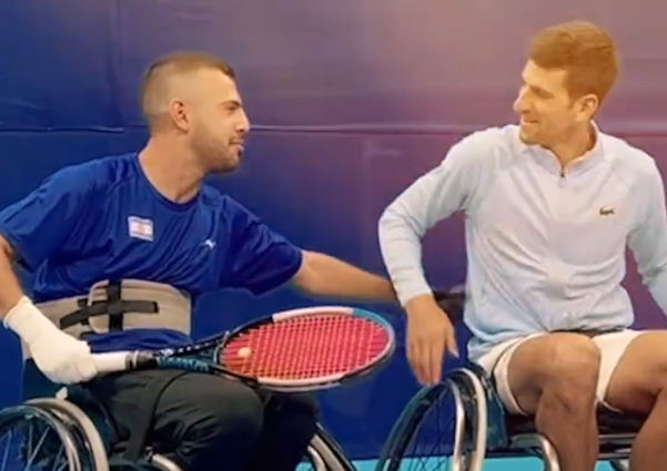 [VÍDEO] Djokovic experimentou jogar ténis em cadeira de rodas: «São os verdadeiros heróis»