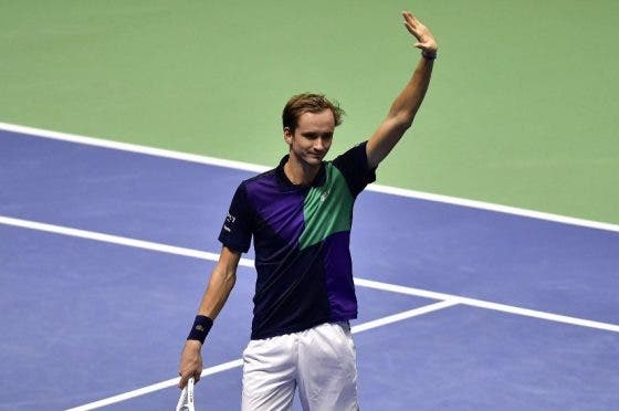 Medvedev mete Basilashvili no bolso e marca duelo de luxo com Thiem em Viena