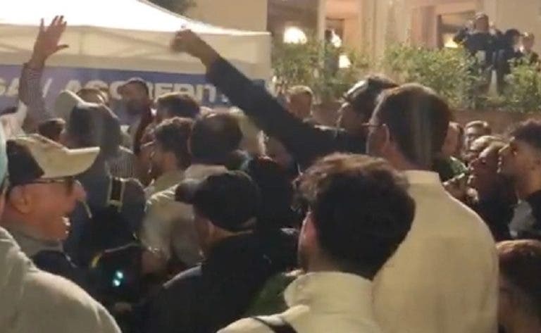 [VÍDEO] Público insula organização e manifesta-se à porta do ATP de Nápoles