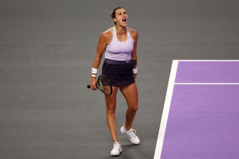 Sabalenka vira sobre Jabeur em batalha incrível nas WTA Finals