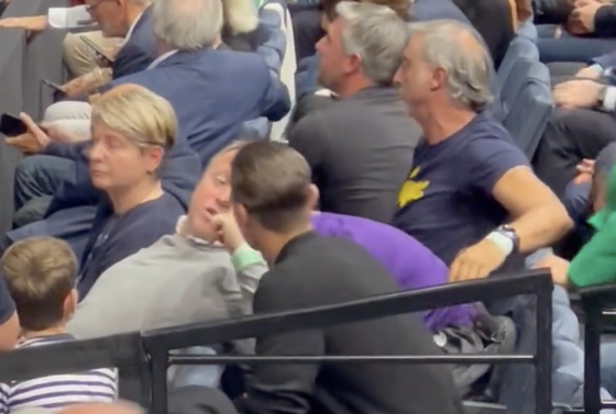 [VÍDEO] Equipa de Djokovic com reação que está a dar que falar enquanto preparava bebida