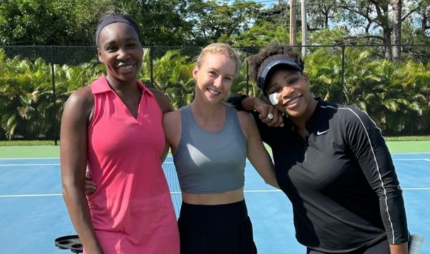Serena Williams volta aos courts e treina com a irmã Venus na Florida