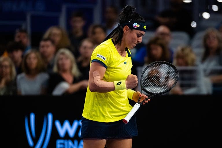 Jabeur fica entre a espada e a parede mas vira contra Pegula nas WTA Finals e faz história