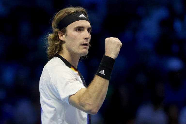 DE LOUCOS! Tsitsipas elimina Medvedev em duelo incrível e vai lutar pelas ‘meias’ com Rublev