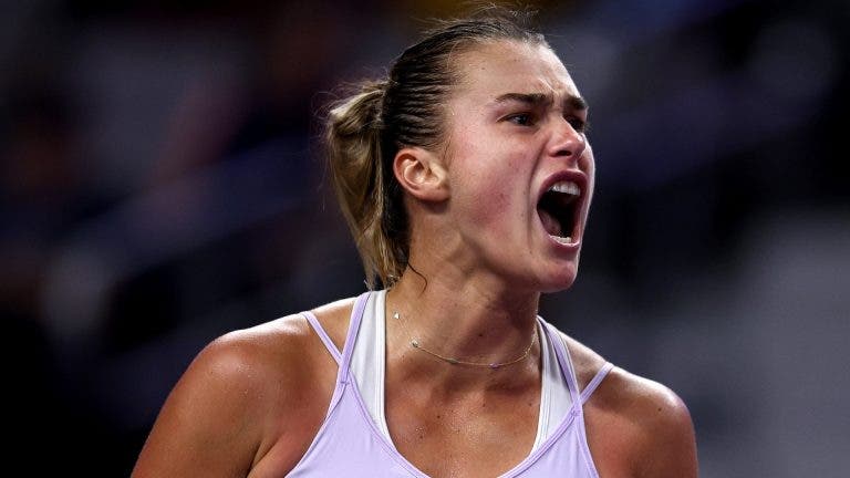 Sabalenka surpreende Swiatek e atinge maior final da carreira nas WTA Finals