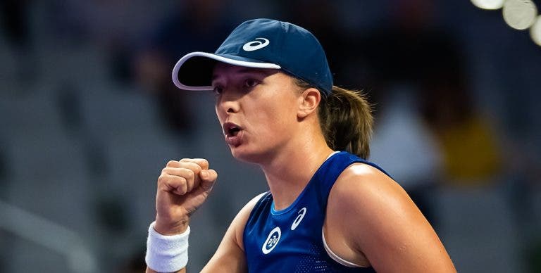 Swiatek arrasa Kasatkina pela quinta vez em 2022 e entra a ganhar nas WTA Finals