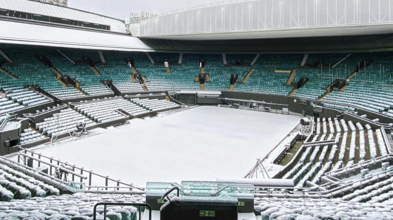 Let it snow! Courts de Wimbledon perfeitos para um postal ficam pintados de branco