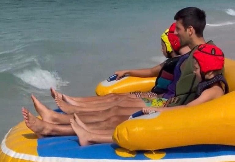 [VÍDEO] Djokovic aproveita Natal no calor do Dubai com a família
