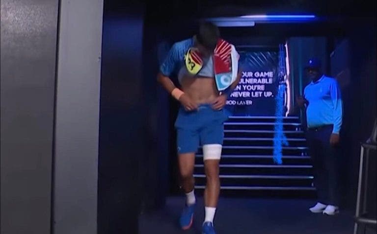 [VÍDEO] Djokovic ignorou regra (e ordem da árbitro) e foi à casa de banho durante o primeiro set