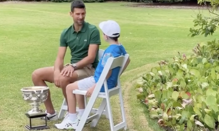 Djokovic deixa conselho especial numa entrevista com… um apanha-bolas