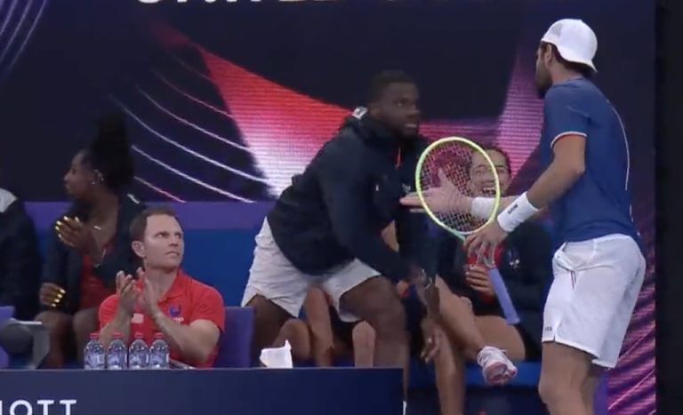 [VÍDEO] Berrettini disparou um winner tão inacreditável que até Tiafoe ‘festejou’ com ele