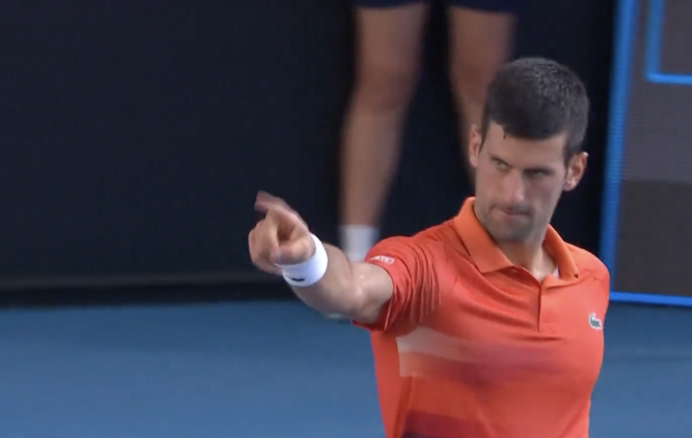 [VÍDEO] Djokovic mandou irmão embora do court depois de perder set da final de Adelaide