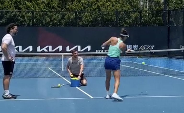 [VÍDEO] Raducanu preocupa no regresso aos treinos com Australian Open ao virar da esquina
