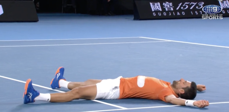 [VÍDEO] Kyrgios derrotou Djokovic num encontro que acabou com ténis em cadeira de rodas