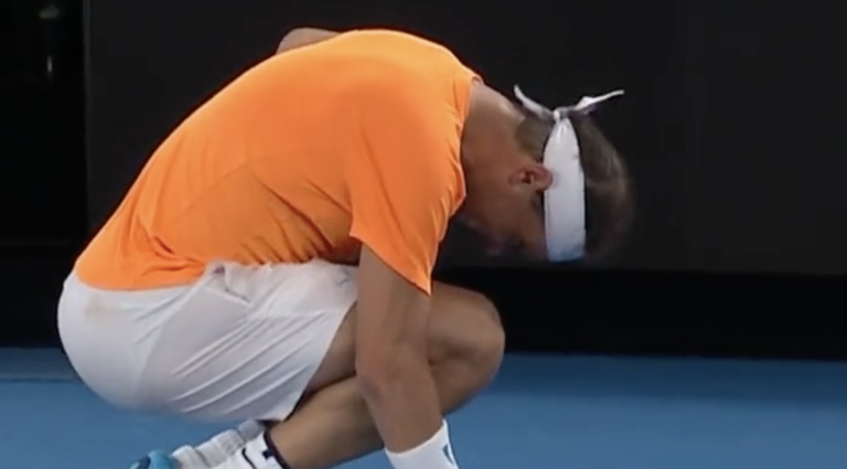 [VÍDEO] O momento em que Nadal se lesionou e mostrou muitas dores no Australian Open