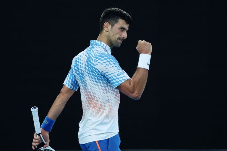 Implacável! Djokovic destrói De Minaur e segue pela 13.ª vez na carreira para os ‘quartos’ em Melbourne