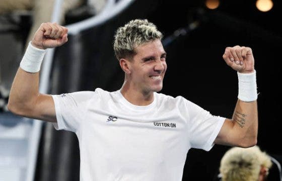 Kokkinakis segue imparável em Adelaide e marca duelo com Bautista Agut nas meias-finais