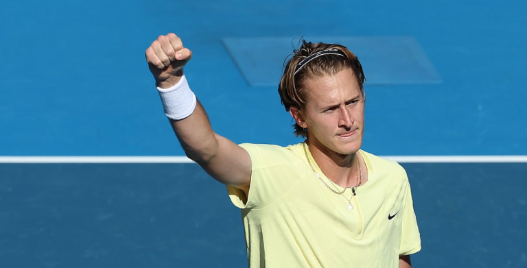 Korda elimina Hurkacz em tie-break do quinto set e estreia-se em ‘quartos’ de Slam no Australian Open