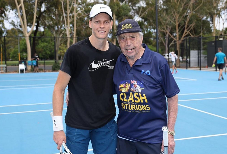 Vídeo mais especial da semana: Sinner treinou em Adelaide com tenista de… 99 anos