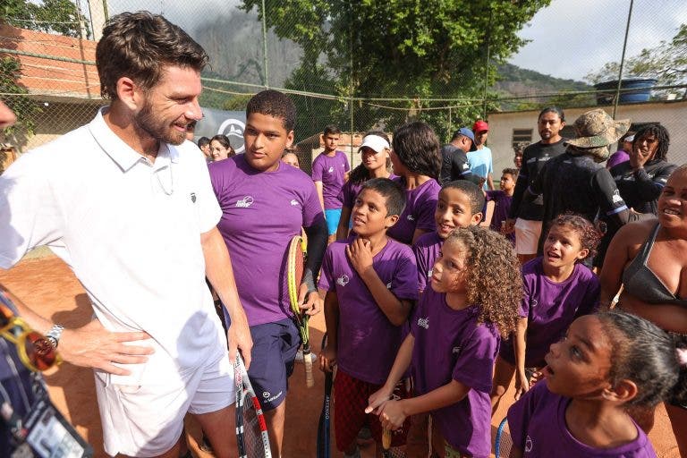 Norrie visita Rocinha e bate bola com crianças e jovens de projeto social