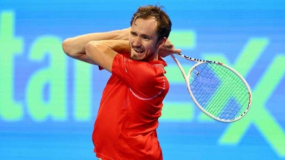 Medvedev mete a sétima para evitar surpresa e está nas ‘meias’ de Doha