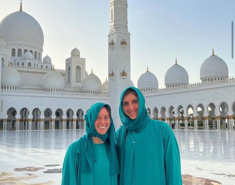 Luisa Stefani e Bia Haddad visitam maior mesquita dos Emirados Árabes