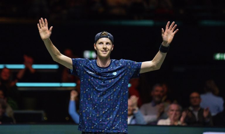 Rune abandona em Roterdã à beira da derrota contra número 160 da ATP