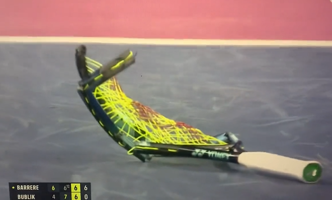 [VÍDEO] Bublik perdeu a cabeça e partiu três (!) raquetes de seguida