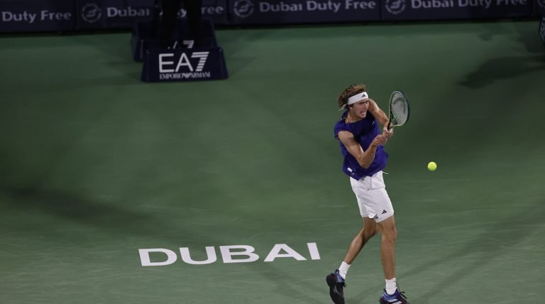 Zverev vira e busca vitória de excelente nível contra Lehecka em Dubai