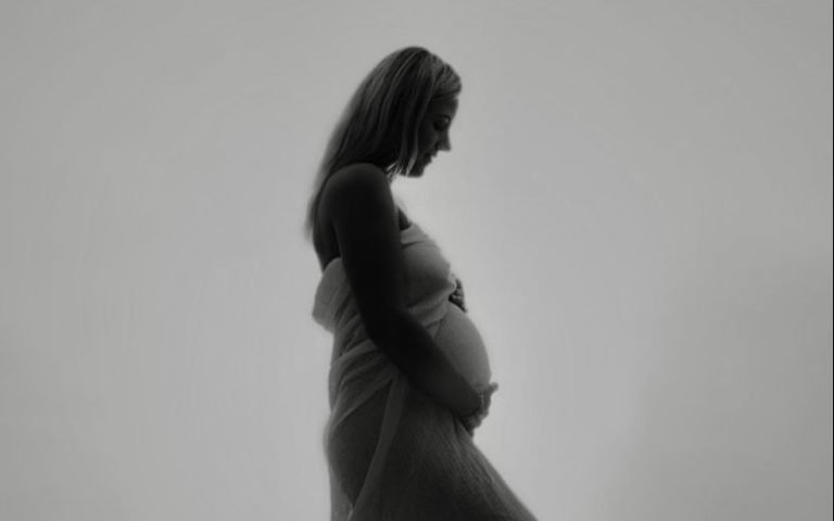 Parabéns, mamãe! Kerber celebra nascimento da primeira filha